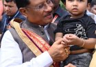 सरल और सहज मुख्यमंत्री श्री विष्णु देव साय का दिखा अपनत्व, नन्हे इवान को गोद में लेकर किया दुलार